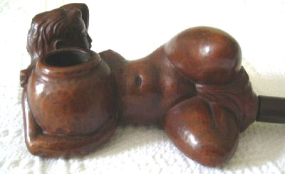 pipe sculptée avec vase